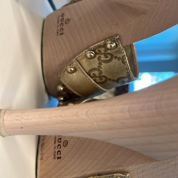 Gucci!. GOLD💛Gucci GOLD open toe wooden heels. - Picture 6 of 8